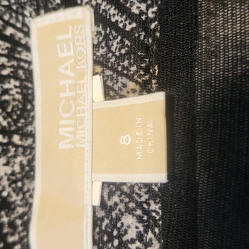 Michael Kors brand skirt. Size 8 - Picture 2 of 5